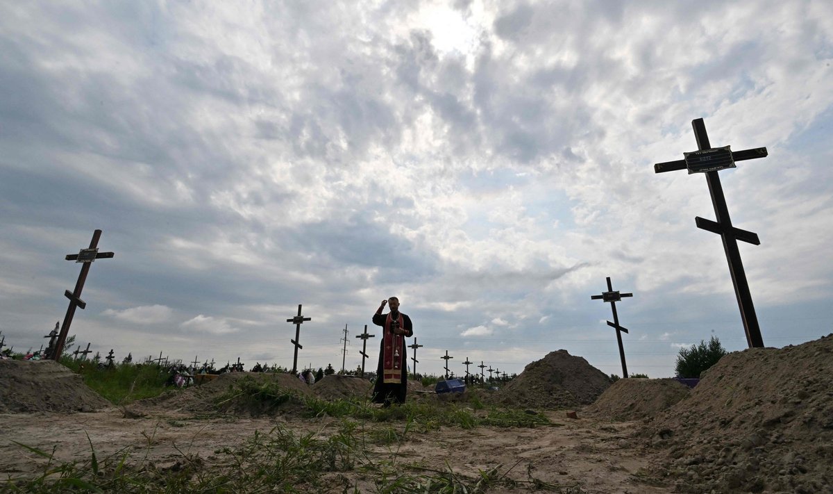 Venelaste poolt tapetud ukrainlaste surnuaed Butšas