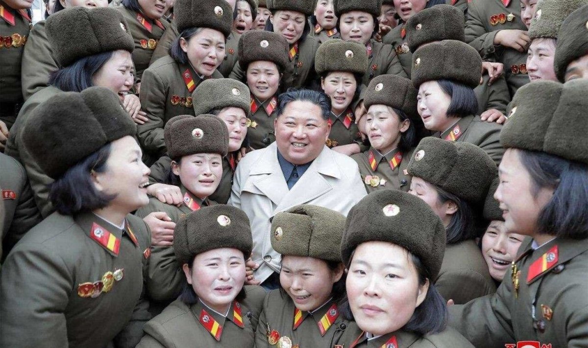 Kim Jong-un sõjaväelastega