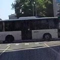 ВИДЕО | Опасный маневр! В центре Таллинна водитель автобуса проехал на красный свет и чуть не столкнулся с легковушкой