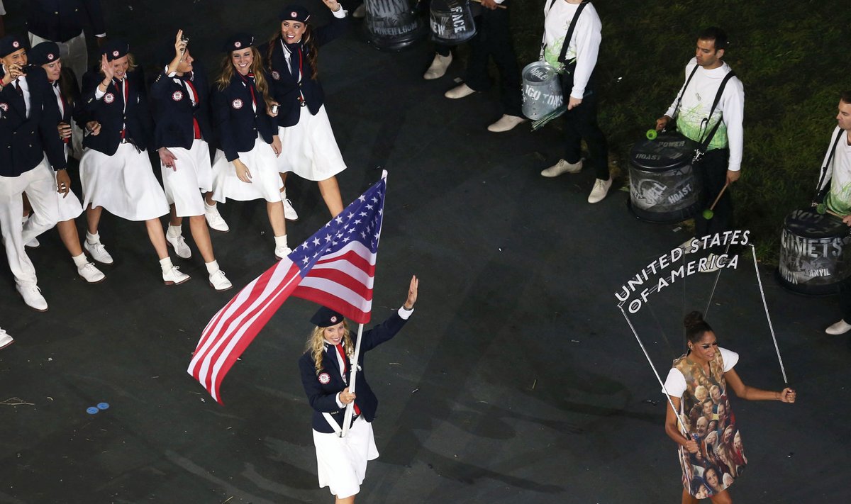USA koondise vehkleja Mariel Zagunis Londoni olümpiamängude avamisel lipuga.