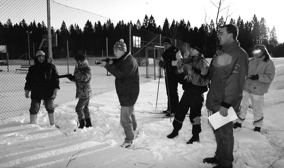 1997. Maalehe toimetus Mõedaku spordibaasis külma trotsimas.
