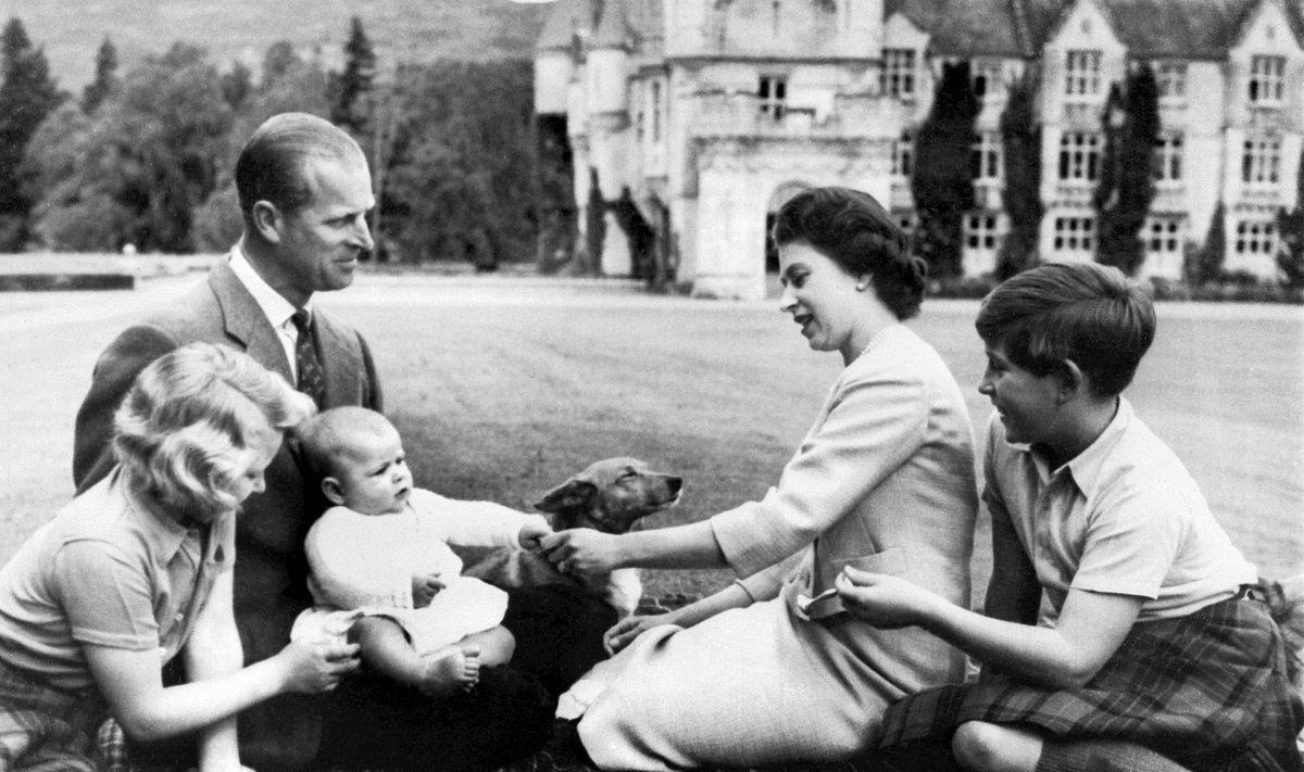 IDÜLL: Kuninglik pere aastal 1960 Balmorali lossi hoovis. 62 aastat hiljem sai Balmoralist kuninganna Elizabeth II surmapaik.
