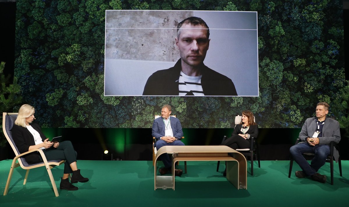 Metsakonverentsi moderaator Eeva Esse, Raul Kirjanen, Kadri Ukrainski, Jaan Liira ja Tarmo Tüür (ekraanil) arutlevad, mille üle metsanduse arengukava koostades päriselt vaidlused käivad.