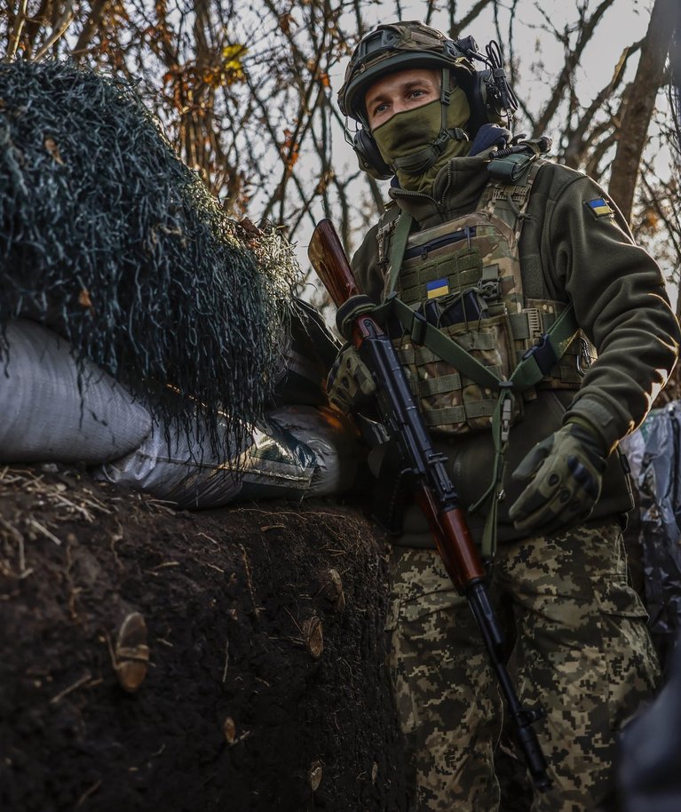 Ukraina sõjaväelane Hersoni oblastis rindel kaevikus. Foto tehtud 7. novembril 2022.