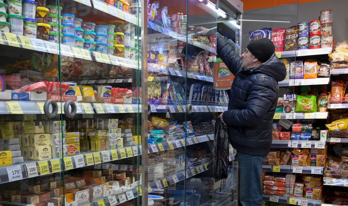 Mees ostlemas Moskva kaupluses.