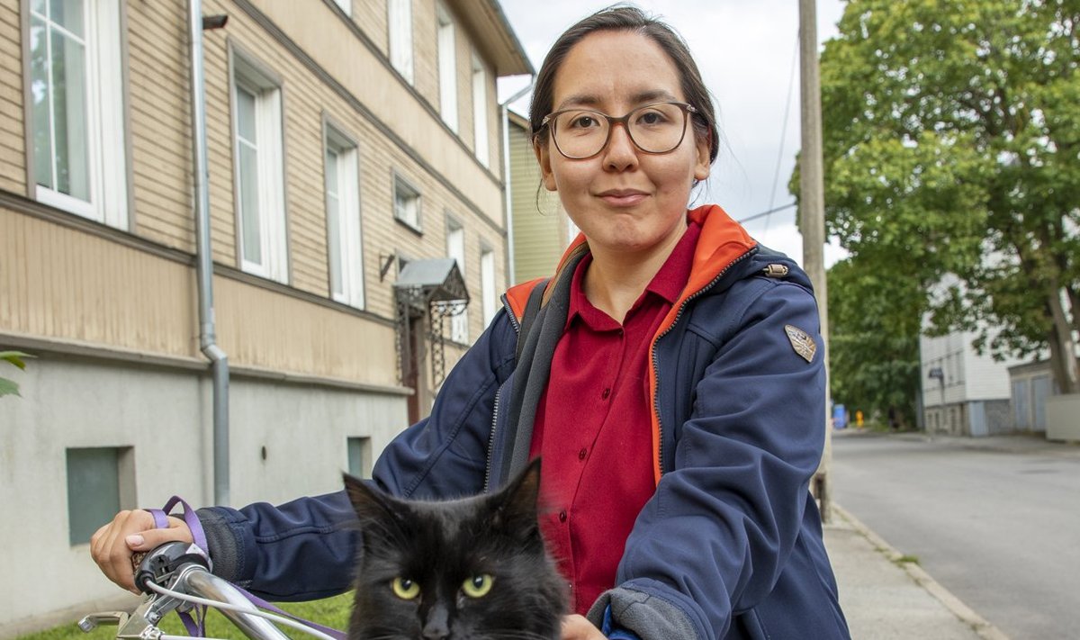 “See võib eestlastele tunduda naljakana, aga minu jaoks on väga suured asjad need, mida teie peate ilmselt iseenesestmõistetavaks. Ma õppisin Eestis näiteks rattaga sõitma ja ujuma. Samuti võtsin endale kassi.”