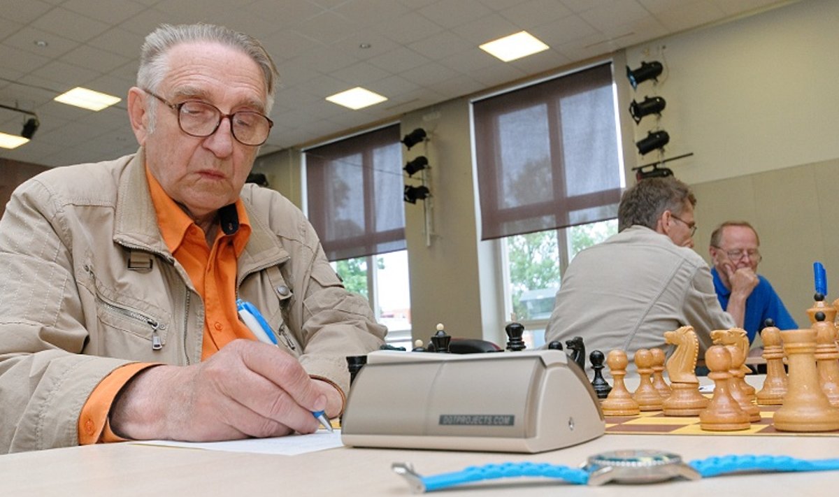 Vello Kiiver (4.05.1937–8.03.2019). Teenekas malepedagoog, Kadrioru maleklubi looja ja selle kauaaegne juht.