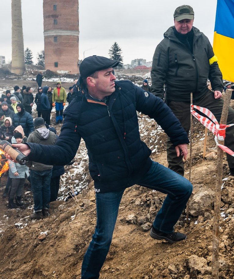 Žitomiri kaitsjad harjutavad Molotovi kokteilide viskamist.