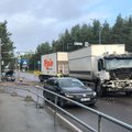 ФОТО читателя | Грузовик и легковой автомобиль столкнулись на выезде из Таллинна