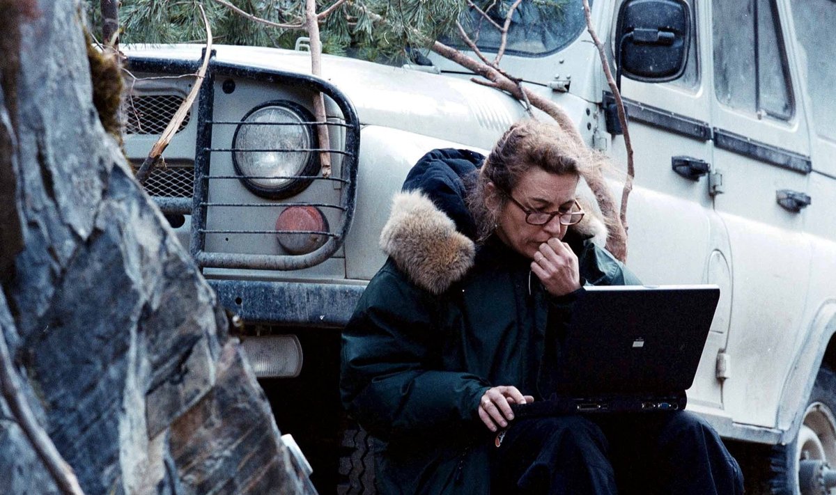 VÄLIKONTOR TŠETŠEENIA MÄGEDES: 1999. aasta lõpus kajastas Marie Colvin kohapeal Tšetšeenia sõda, kuid jäi sinna lõksu ja pidi pääsemiseks läbima 3500 meetri kõrgusel asuva mägitee.
