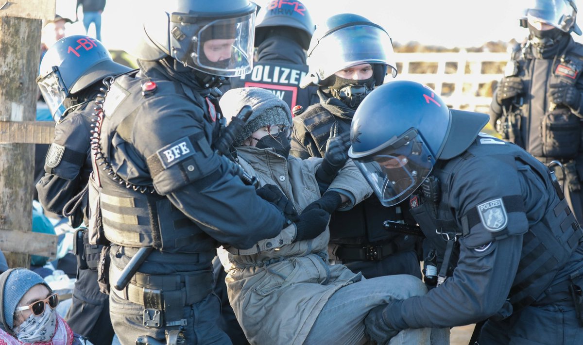 Tuhat politseiniku kogunes üle Saksamaa, et aktiviste laiali ajada.