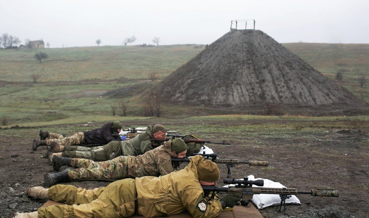VALMISTUVAD SISSETUNGIKS: Ukraina ühendatud relvajõudude snaiprite treening Marinka lähistel.