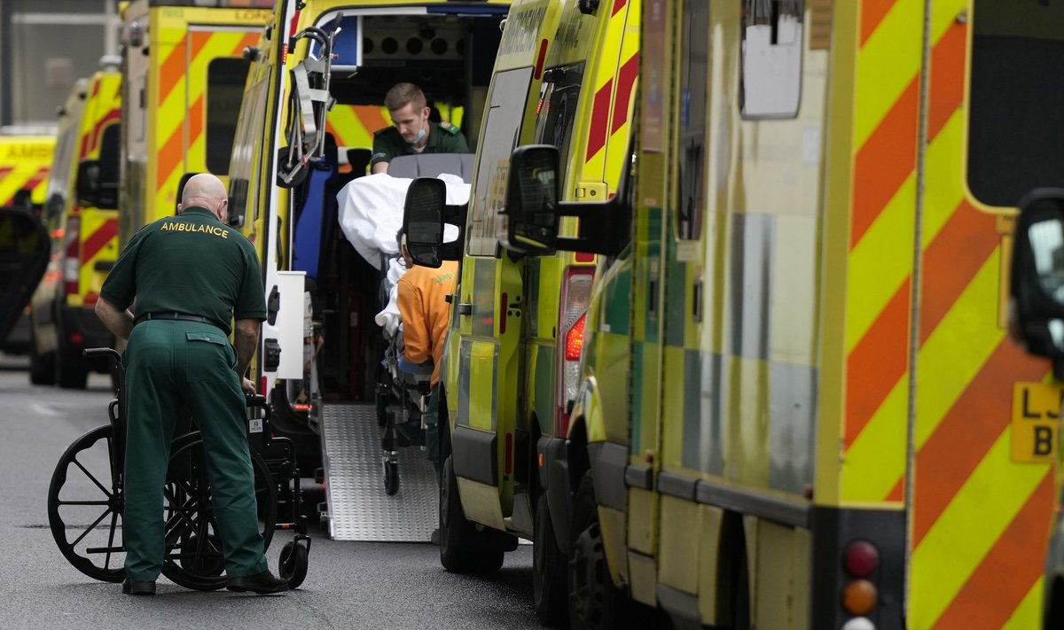 Ministrite sõnul seadsid streikijad patsientide elud ohtu, ent kiirabi sõnul teeb seda hoopis praegune töökorraldus. Enne streiki tehtud pildil näeb tüüpilist patsientidega täidetud kiirabiautode ootejärjekorda ühe Londoni haigla ees.