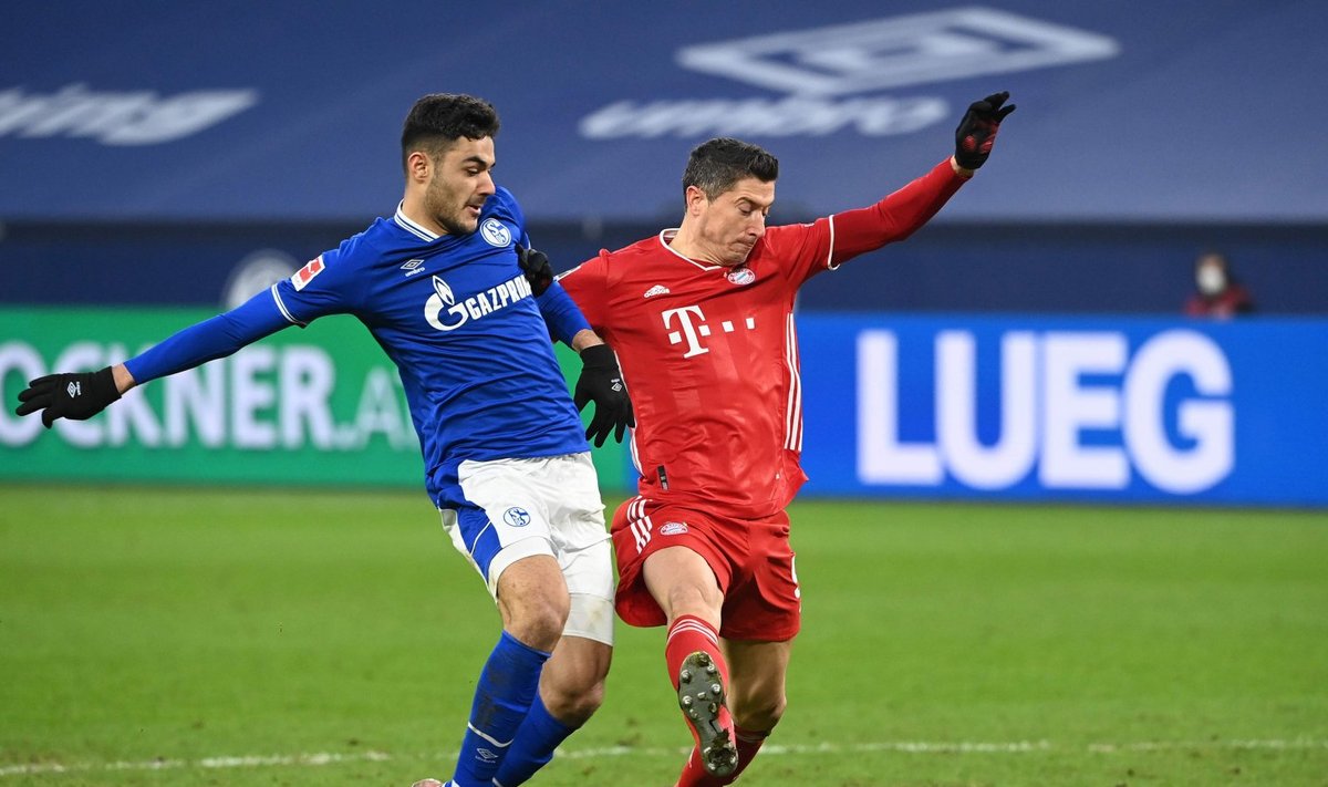 Ozan Kabak (vasakul) takistamas Müncheni Bayerni ründajat Robert Lewandowskit.