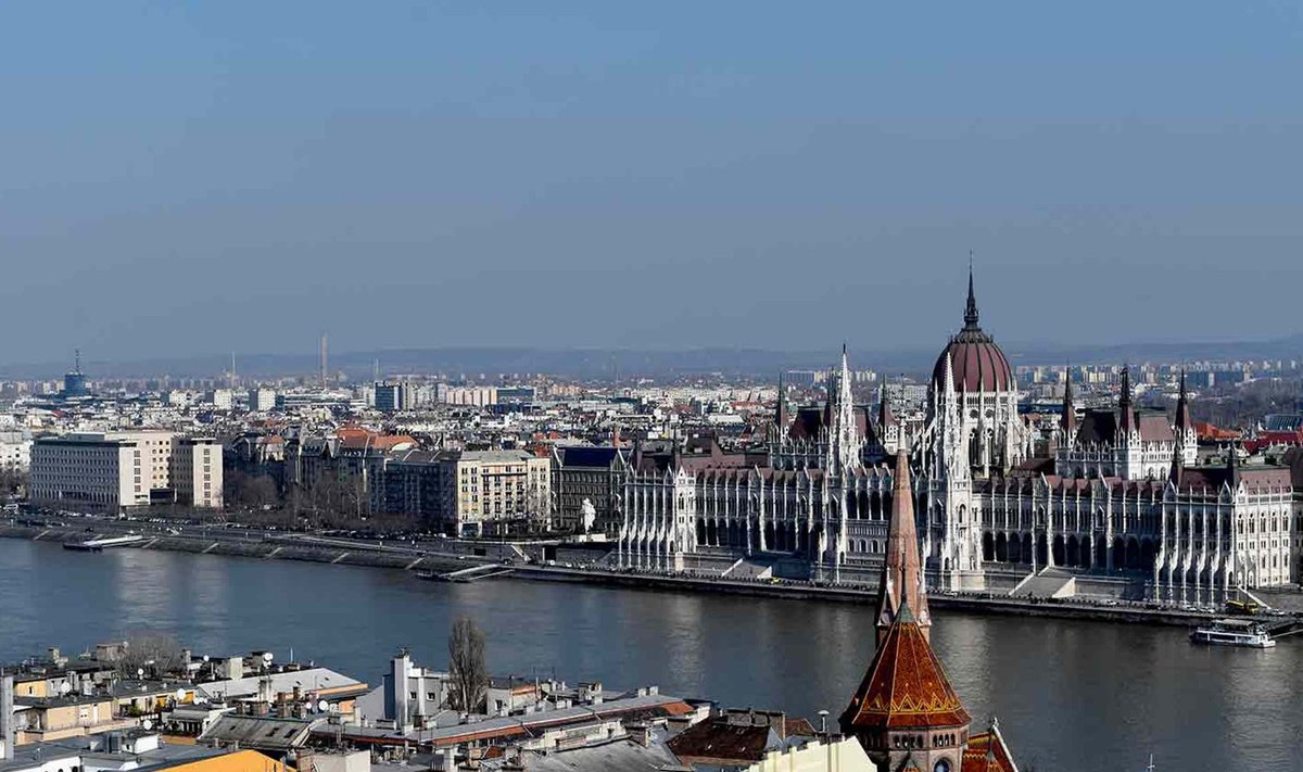 Vaade Ungari parlamendihoonele üle Doonau.