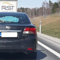 ФОТО | Горе-водительница или бессердечная мать? Смотрите, как безответственно женщина везла двоих детей по шоссе Таллинн – Пярну