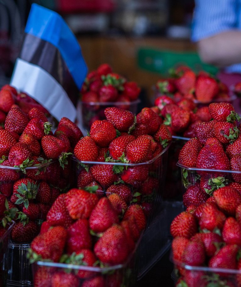 Kodumaiseid maasikaid võib märkida ka lipuga.