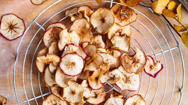 Mõnus snäkk - kuivatatud õunad! Sobita õunalaaste toitudesse pigem uljalt kui tagasihoidlikult