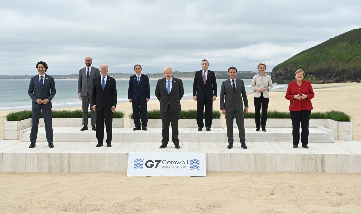 G7 riikide liidrite eilne ametlik ühisfoto Cornwalli rannas.