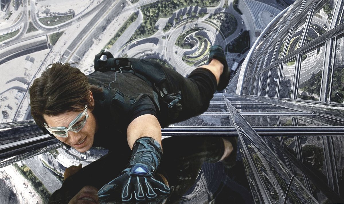 Tom Cruise järjekordsel võimatul missioonil pilvelõhkuja küljes rippumas.