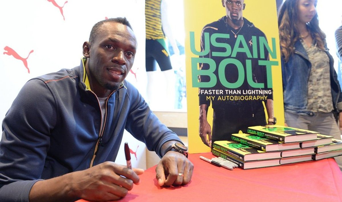 Usain Bolt Californias raamatutele autogramme kirjutamas.