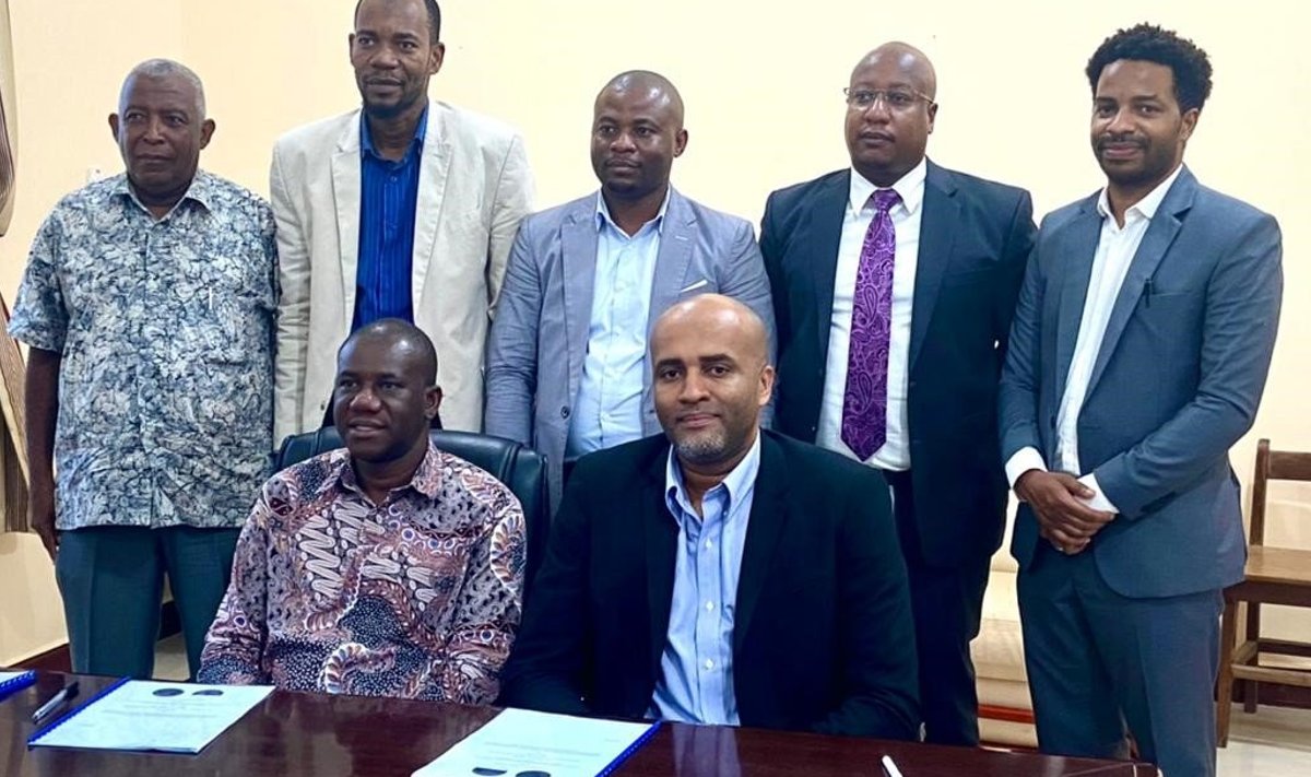 Koostöömemorandumi allkirjastamine, laua ääres vasakul Sansibari siseminister dr. Mzee, paremal Abdi Zagar.