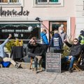 ФОТО | Департамент здоровья и полиция провели проверку кафе в Старом Таллинне: любителей летних террас пришлось разгонять несколько раз