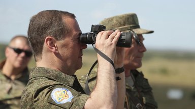 ФОТО | Дмитрий Медведев инспектировал военный гарнизон, глядя в закрытый бинокль 