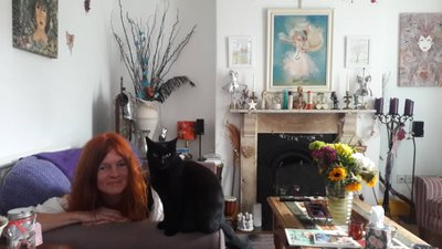 Reti Toriella koos oma musta kassiga.