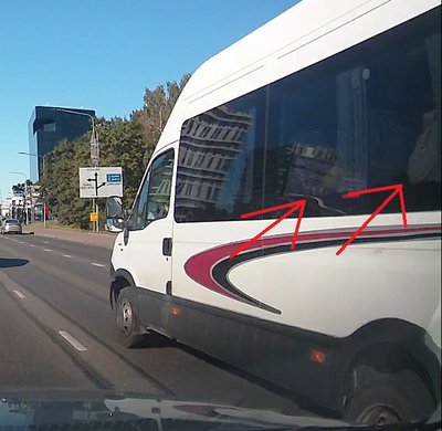 Delfi lugeja saadetud videost paistavad üpris selgelt kahe reisija käsivarred. Bussifirma sõnul saavad nad konkreetse vastuse - kas bussis viibisid reisijad või mitte - anda pärast bussijuhiga vestlemist.