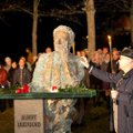 Kirjanik Albert Uustuldi 90 sünniaastapäevaksavati Kuressaare mererannal kirjamehe skulptuur
