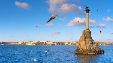 Правда ли, что на городском памятнике Севастополь назван морской крепостью юга Украины?