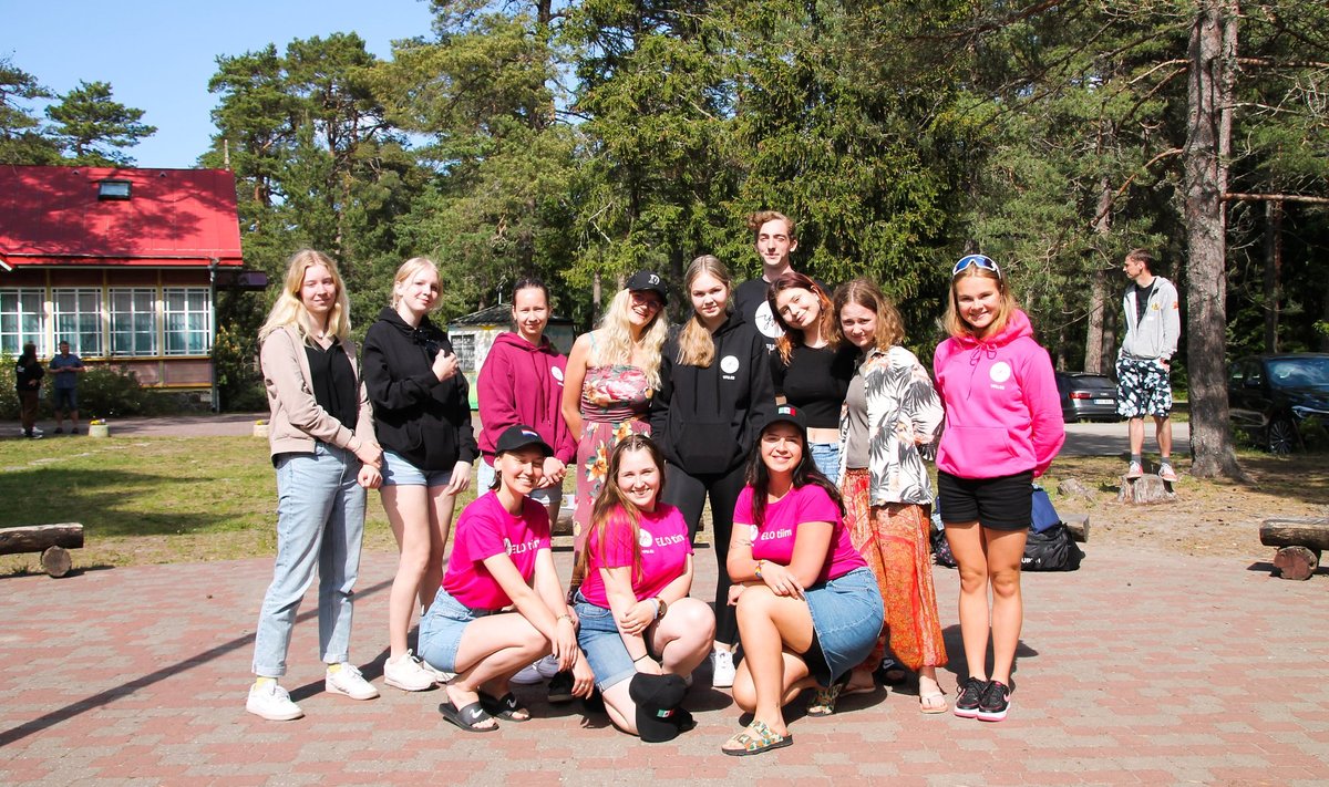 Ladina-Ameerika riikidesse õppima läinud noored YFU koolitusel. Ees roosades särkides vabatahtlikud koolitajad, kes olid juba varem sealkandis vahetusaastal käinud.