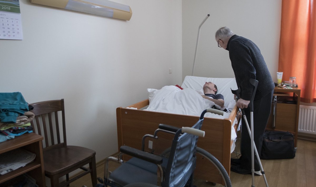 75-aastane Tiit Mesila hooldab üksi oma 47-aastast puudega poega Kristjanit.