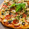 RETSEPT | Teeme pitsa tervislikuks! Kodujuustupõhjal pitsa annab poole vähem kaloreid, aga maitseb ikka superhästi!