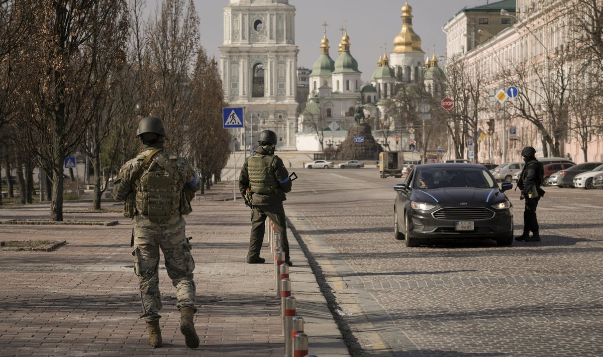Ukraia sõjaväelased kontrollivad kiievis autosid. 24. märts 2022.