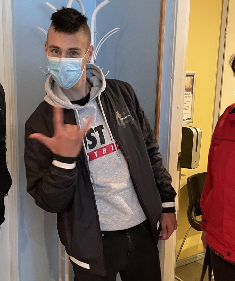 Rein ja Kersti Rohtväli tulid Varblas hääletama koos lapselaps Aaron Laiusega (keskel), kelle jaoks need valimised olid esmakordsed.