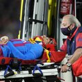 FC Barcelona kindlustas teist kohta, katalaanide kaitsja viidi kiirabiga väljakult minema