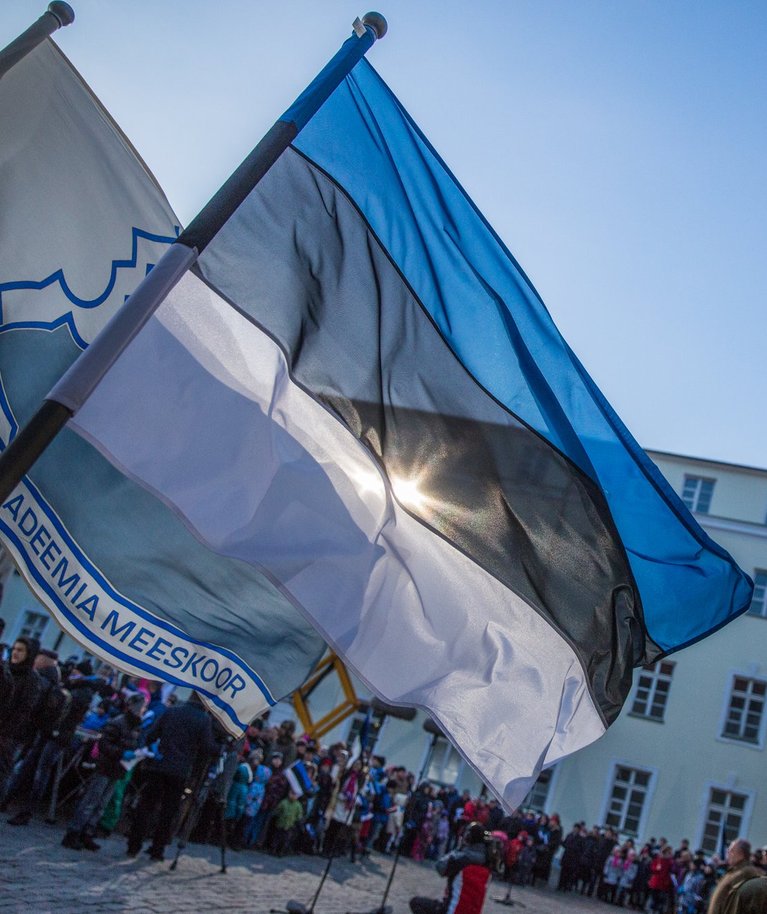 Lipu heiskamine Toompeal. Eestis on praegu 12 riigipüha, mille puhul saab ka vaba päeva ja lisaks hulk selliseid tähtpäevi, mis on tööpäevad.