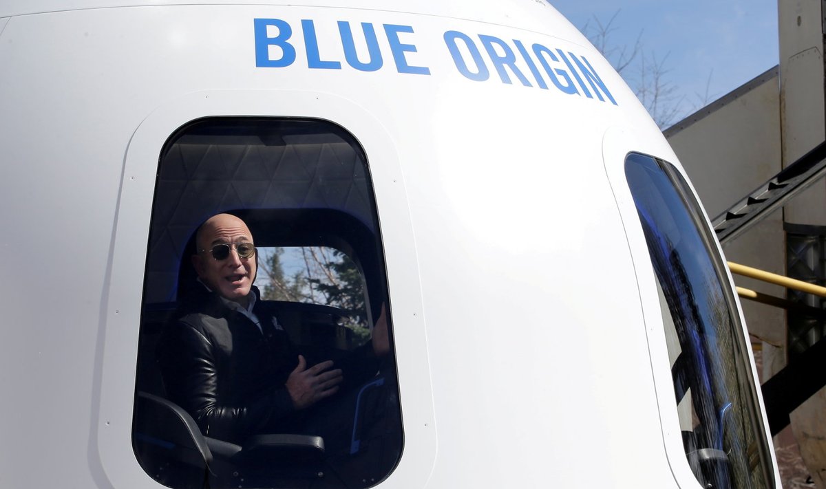 Jeff Bezos naaseb kosmoseskäigu järel koju umbes sellises kapslis – pildil nähtav on siiski võltskapsel, mis loodud meediaürituse jaoks (foto: REUTERS / Scanpix)