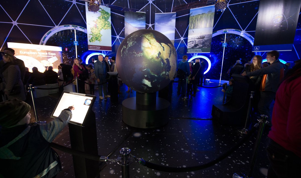 ESTCube-1 vahetulemuste esitlemine Space Expo telgis, 2013.