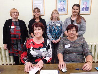 Imavere valimiskomisjoni naised sättisid end õhtul kella viie paiku kõik kenasti pildile: vasakult Helja Must, Allika Jüris, Liisi Saar, Sigrid Rohtsalu, istuvad Aere Pallo ja Inga Okas.