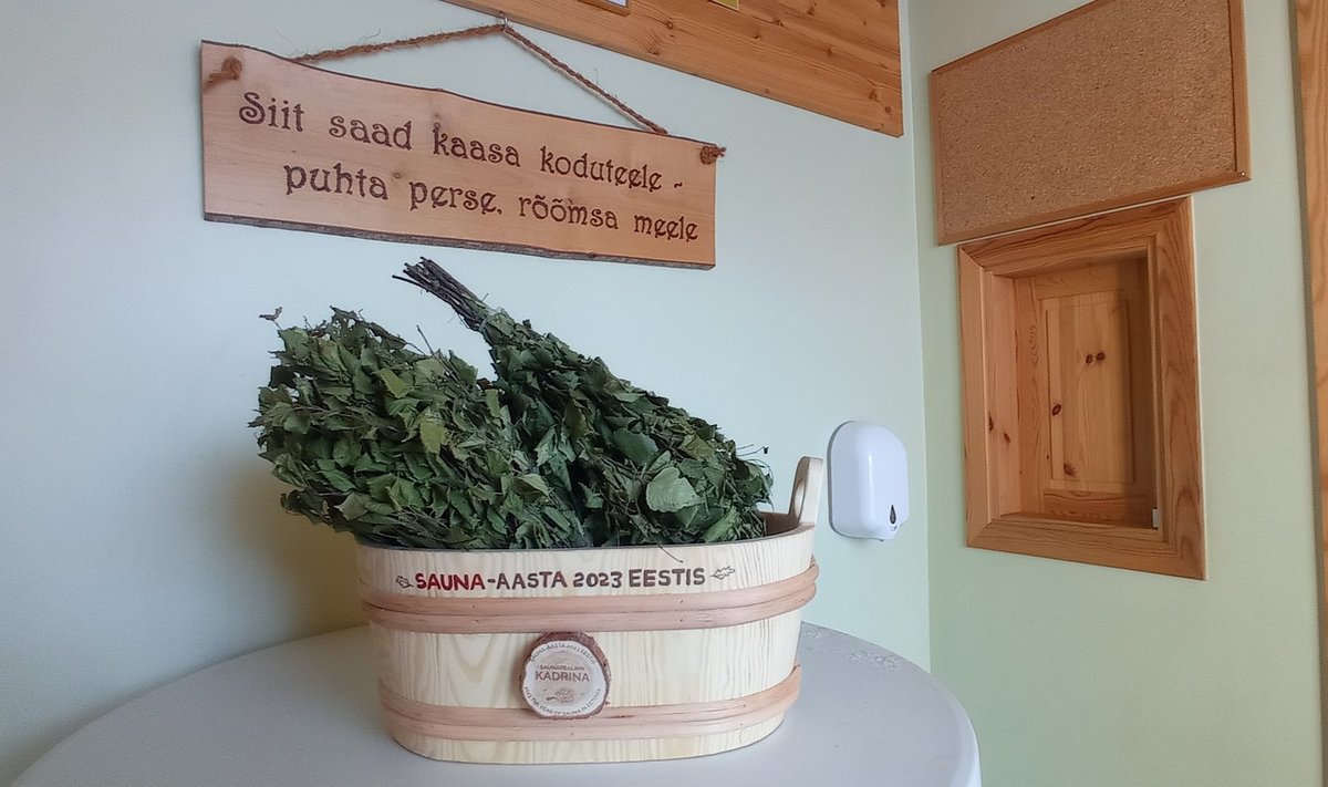 Saunapealinna karikas-vihavann tervitamas saunalisi Eesti esimene saunapealinna Kadrina sauna fuajees.