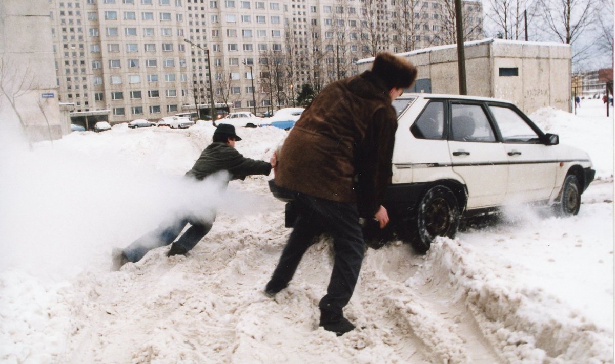 Kui korraga sajab maha paks lumi, võib auto liikuma saamine koduhoovilt olla juba suur väljakutse.