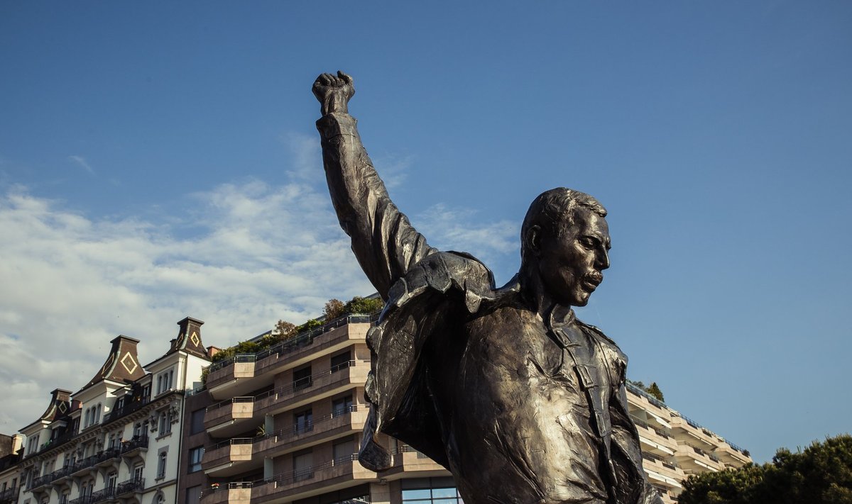 Freddie Mercury monument Genfi järve kaldal. Lauljat on kujutatud talle omases poosis: rusikas taeva poole sirutatud, pilk jumaldavate fännide silmadesse suunatud.