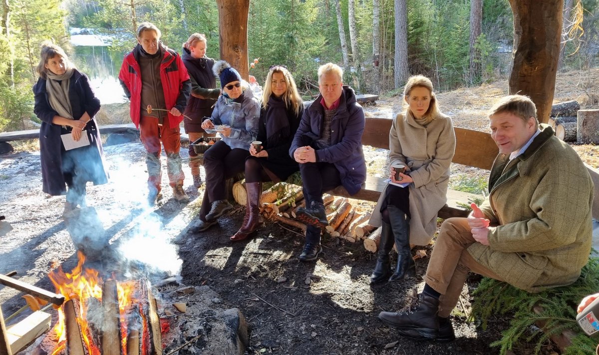 Kaja Kallas kohtumas erametsaliidu esindajatega Raplamaal metsas.