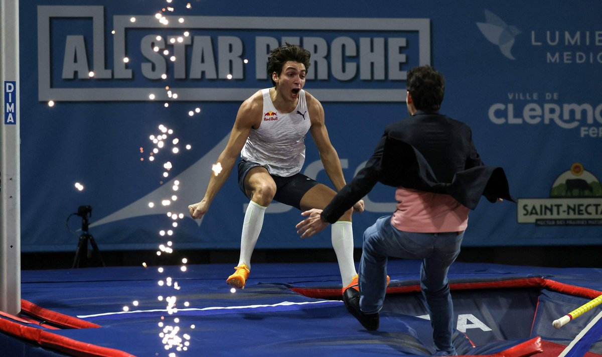 Armand Duplantist õnnitles esimesena võistluse korraldaja Renaud Lavillenie.