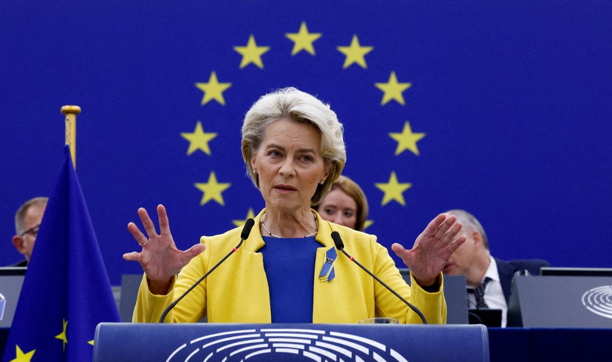 Euroopa Komisjoni president Ursula von der Leyen sinikollases riietuses