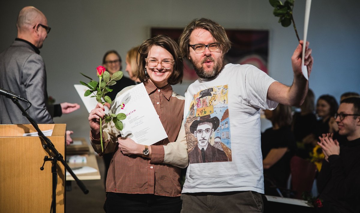 Jan Kausi romaani "Vaade" kujundas Anna Kaarma. Raamatu kujundus valiti üheks 2022. aasta kaunimatest.