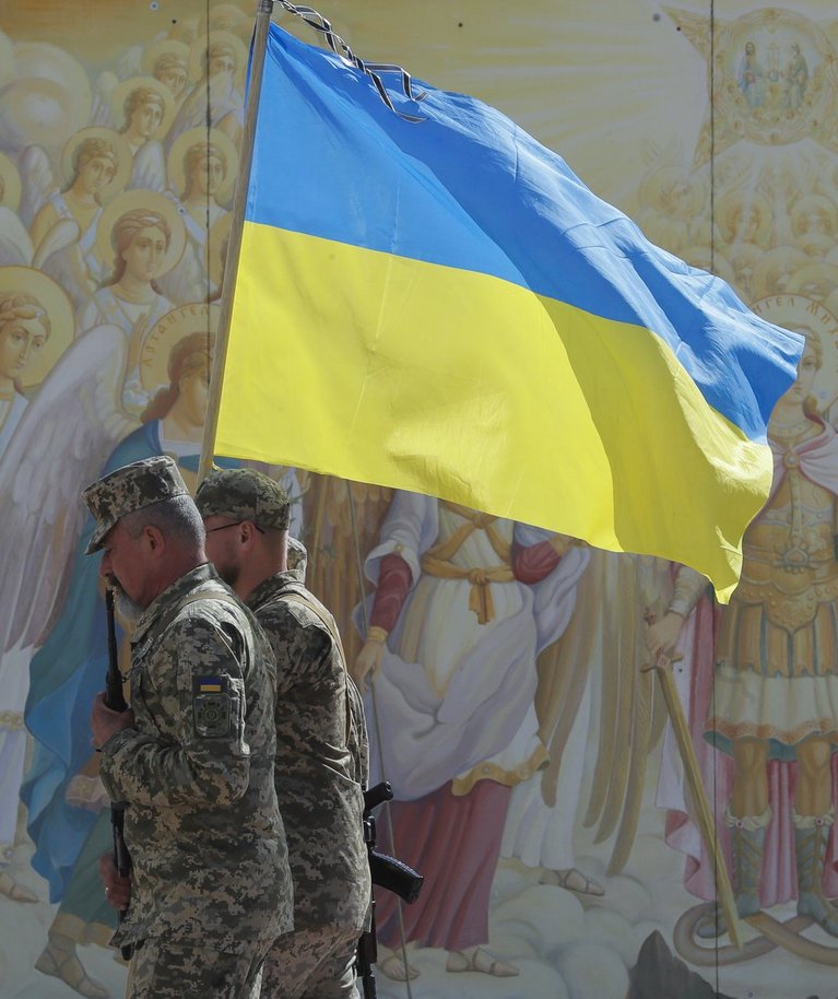 Ukraina sõdurid kandmas kaasvõitleja matustel Kiievis riigilippu. Foto tehtud 8. septembril 2022. 
